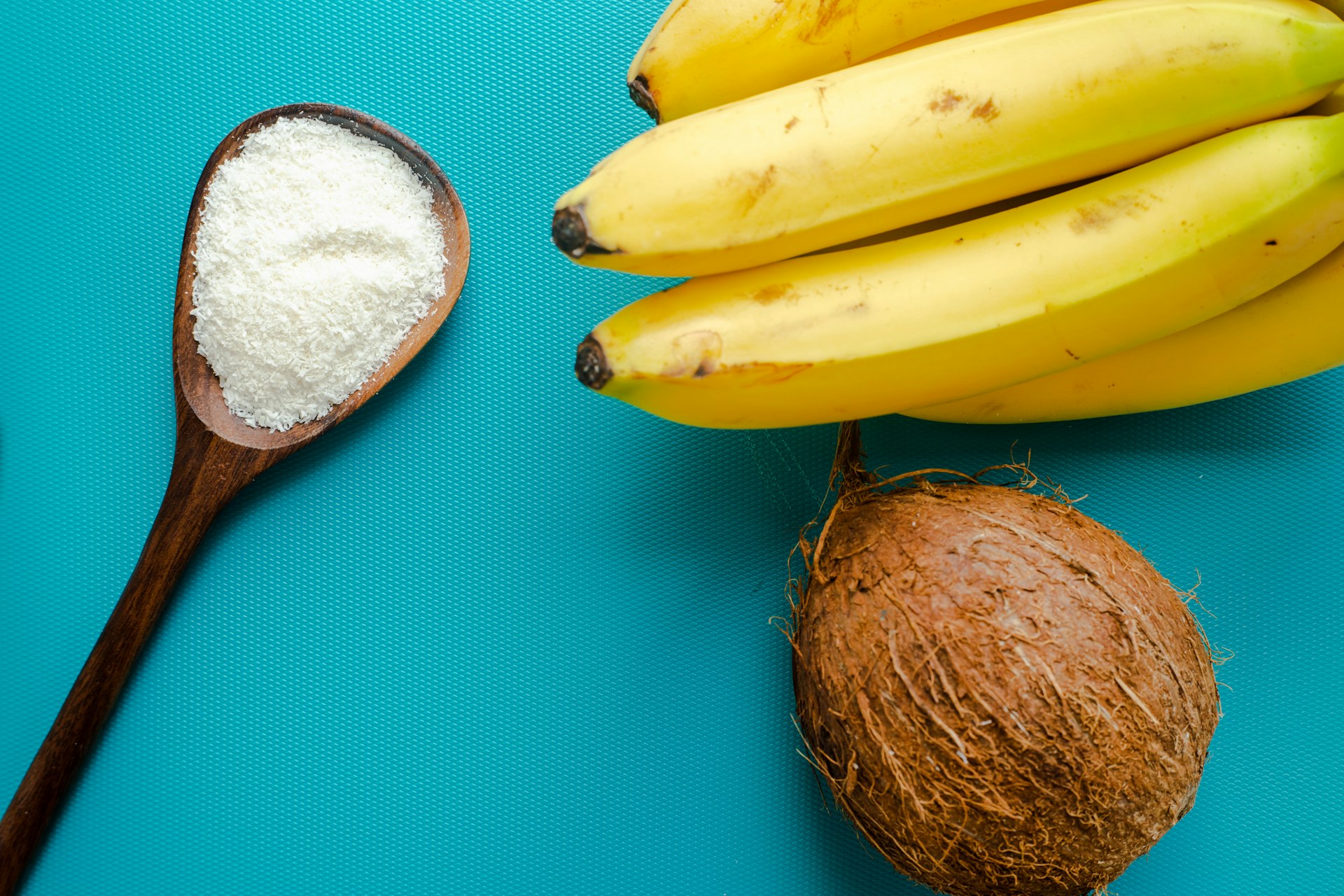 Choosing the Right Hydration: Electrolyte Drink Powders Versus Coconut Water
